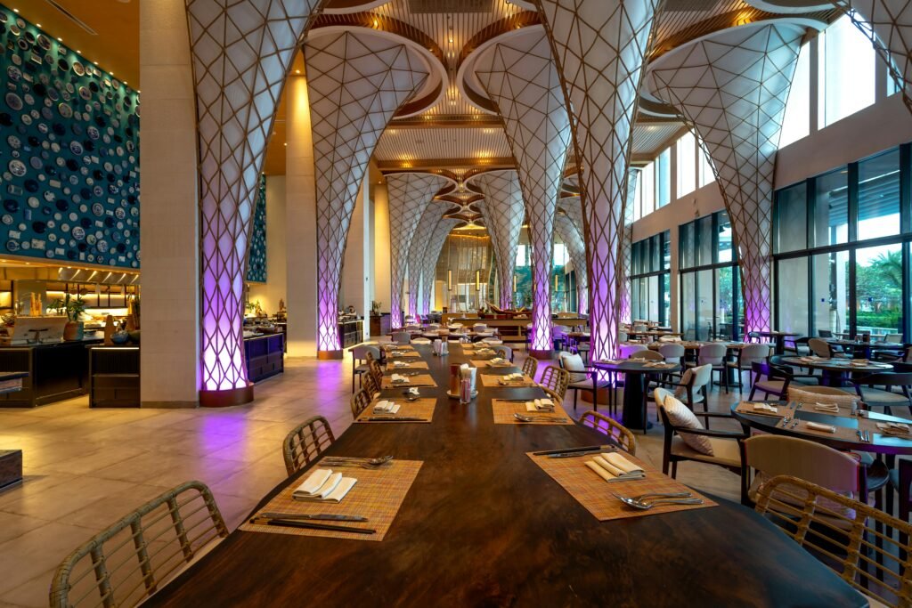 Disfrutar del sin gluten también fuera de casa Spacious modern restaurant interior with unique ceiling design and ambient lighting.