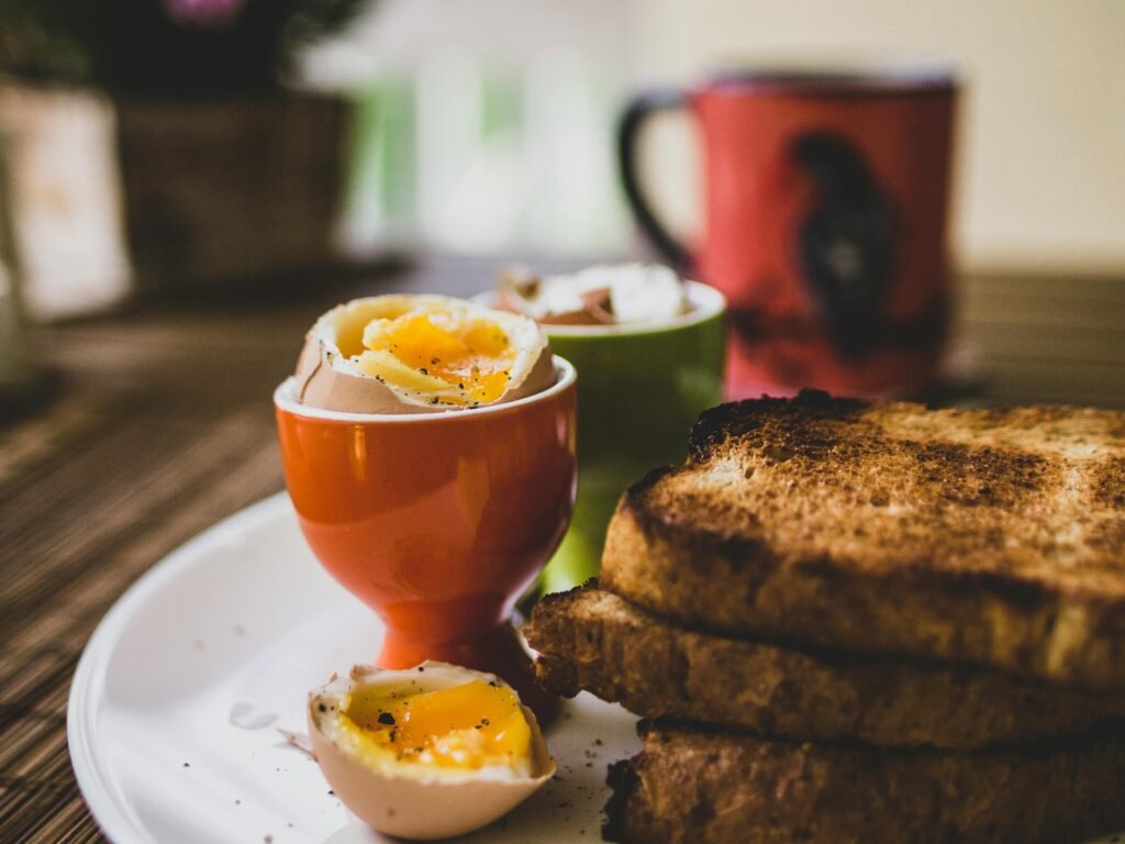 Alimentarse sin gluten cada día de forma saludable Delicious breakfast featuring soft-boiled eggs and toasted bread, perfect start to the day.