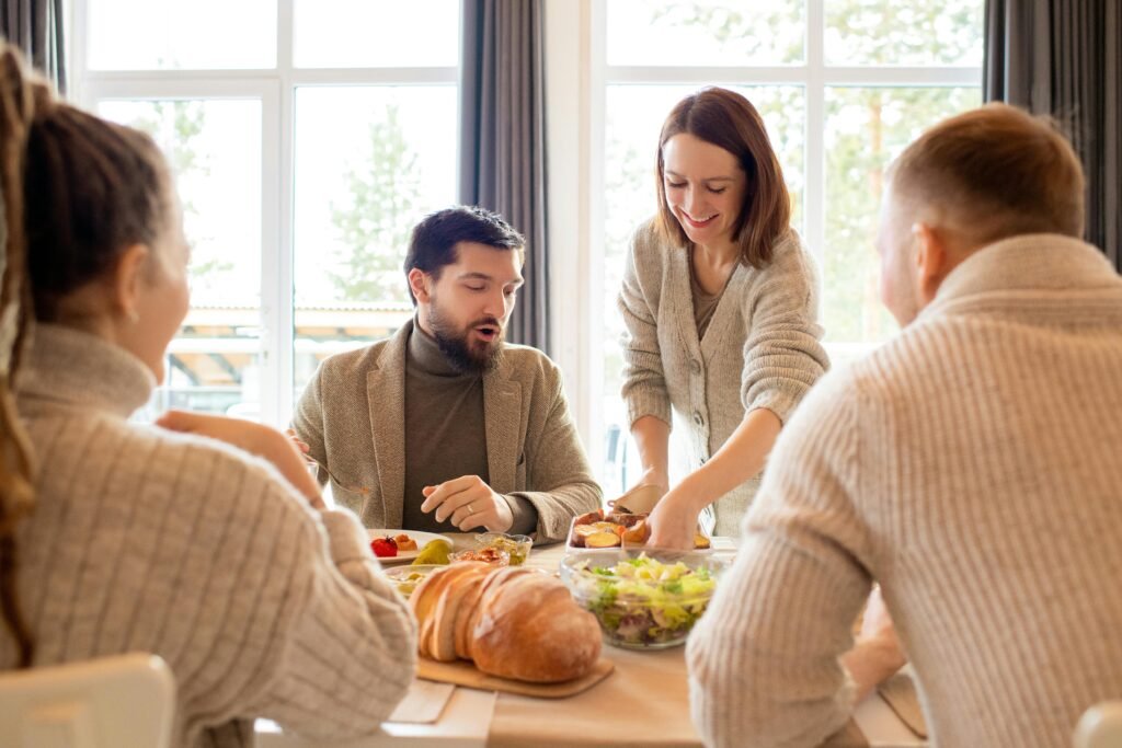 Familia comiendo con un plato de pan sin gluten integral