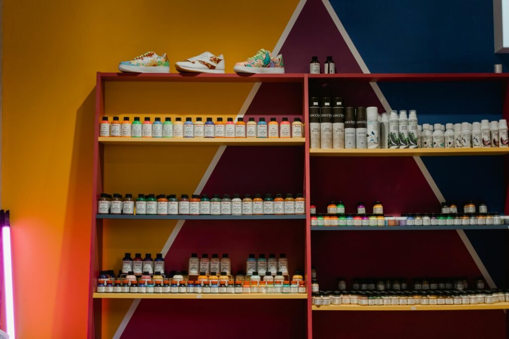 Alimentarse sin gluten cada día de forma saludable Colorful bottles and shoes arranged neatly on a vibrant geometric shelf display.